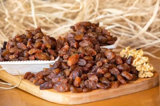 1kg Kuru Üzüm Hiçbir katkı maddesi eklenmeden kurutulmuş, doğal üzüm. Atıştırmalık veya tatlılar için ideal.